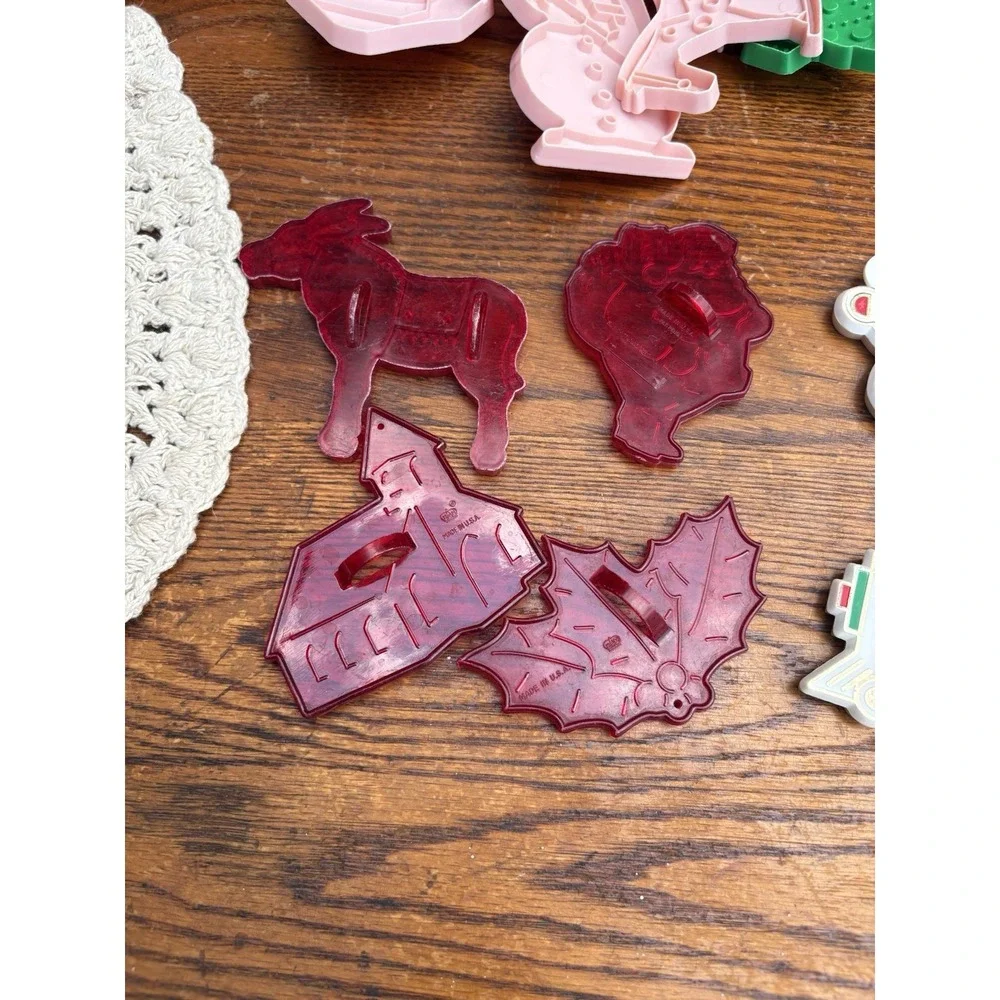 Vtg  1970's Lot Of 31 USA Red Pink Green White Plastic Cookie Cutters Christmas